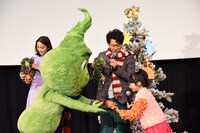 ベイビーグリンチ（左）から特製リースを受け取る横溝菜帆（右）。