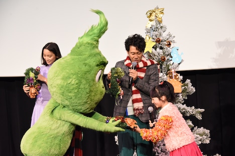 ベイビーグリンチ（左）から特製リースを受け取る横溝菜帆（右）。