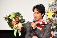 特製リースを持つ大泉洋。