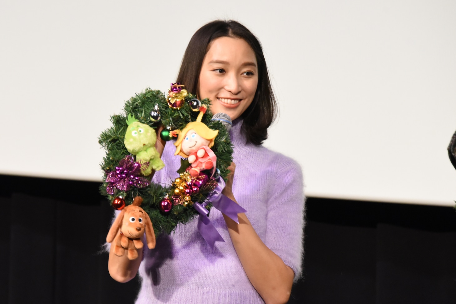 特製リースを持つ杏。