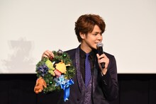 特製リースを持つ宮野真守。