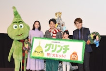 「グリンチ」初日舞台挨拶の様子。左からベイビーグリンチ、杏、大泉洋、横溝菜帆、宮野真守。