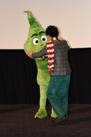 去り際にベイビーグリンチに抱きつく大泉洋。