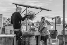 「ROMA / ローマ」メイキング写真。左からアルフォンソ・キュアロン、ヤリッツァ・アパリシオ。