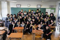 軟葉高校の生徒を演じたキャストたちのクランクアップ写真。