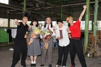 “椋木先生”を演じたムロツヨシ（中央）と赤坂理子を演じた清野菜名（中央左）のクランクアップ写真。