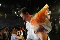 赤坂哲夫を演じた佐藤二朗のクランクアップ写真。