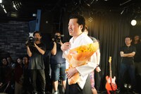 赤坂哲夫を演じた佐藤二朗のクランクアップ写真。