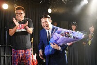 谷川安夫を演じた矢本悠馬（中央）のクランクアップ写真。