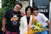 伊藤真司を演じた伊藤健太郎（中央）のクランクアップ写真。