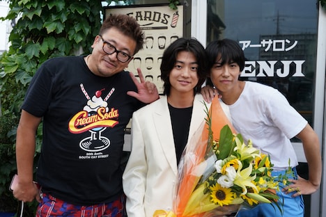 伊藤真司を演じた伊藤健太郎（中央）のクランクアップ写真。