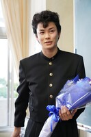 佐川直也を演じた柾木玲弥のクランクアップ写真。