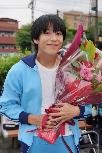 三橋貴志を演じた賀来賢人のクランクアップ写真。