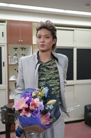 相良猛を演じた磯村勇斗のクランクアップ写真。