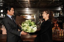 中村アン（右）から花束を受け取る織田裕二（左）。