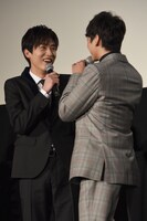 公開日を言い間違え、小関裕太（右）に責められる杉野遥亮（左）。