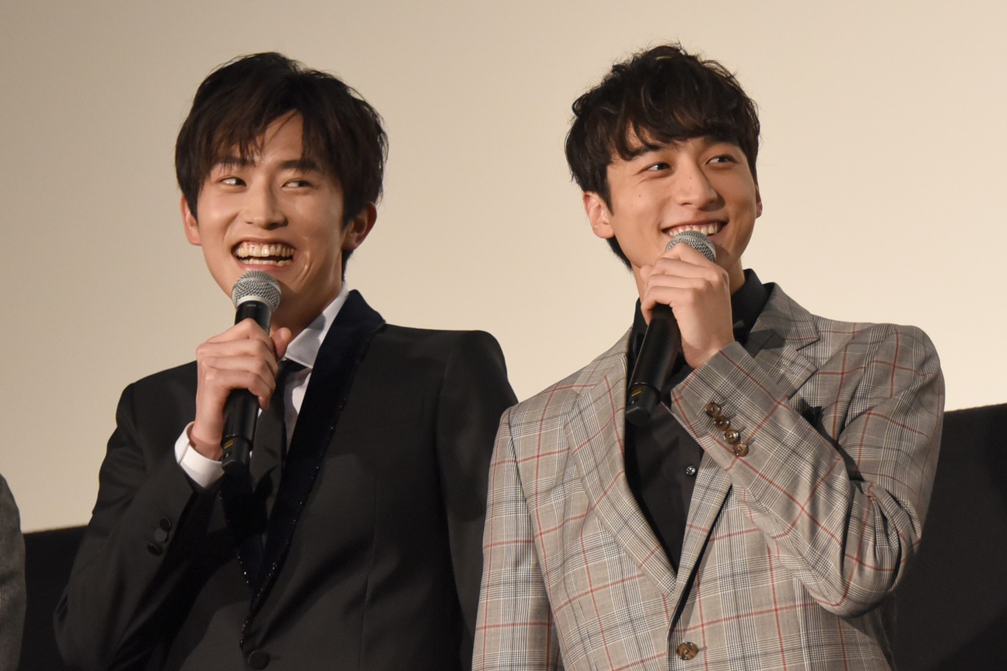 左から杉野遥亮、小関裕太。