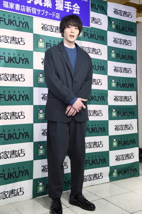 集まった報道陣に感謝を述べる犬飼貴丈。