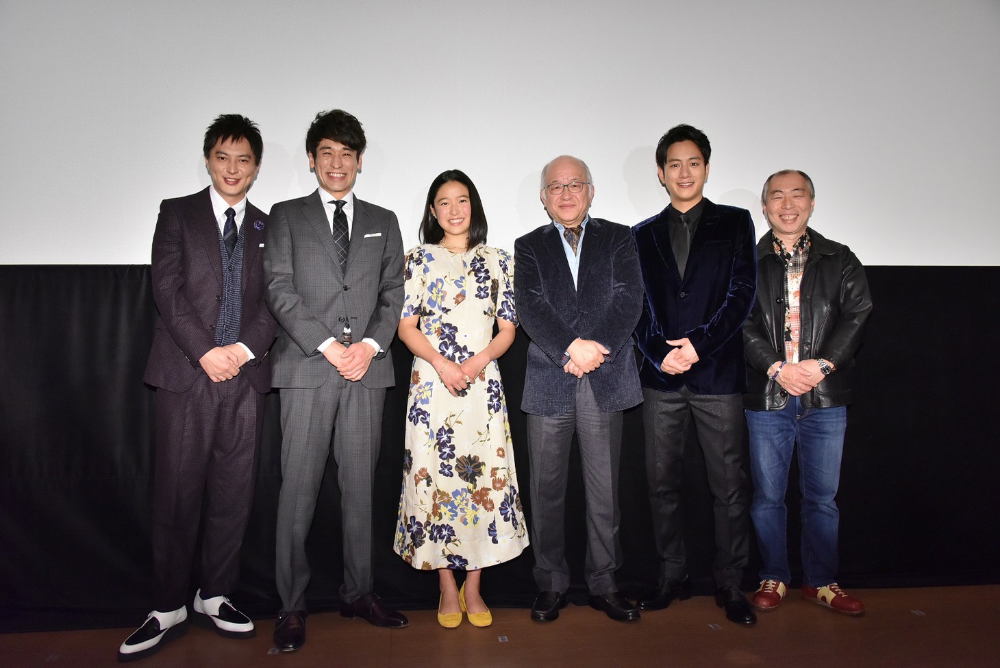 「輪違屋糸里 京女たちの幕末」初日舞台挨拶の様子。左から塚本高史、佐藤隆太、藤野涼子、浅田次郎、溝端淳平、加島幹也。