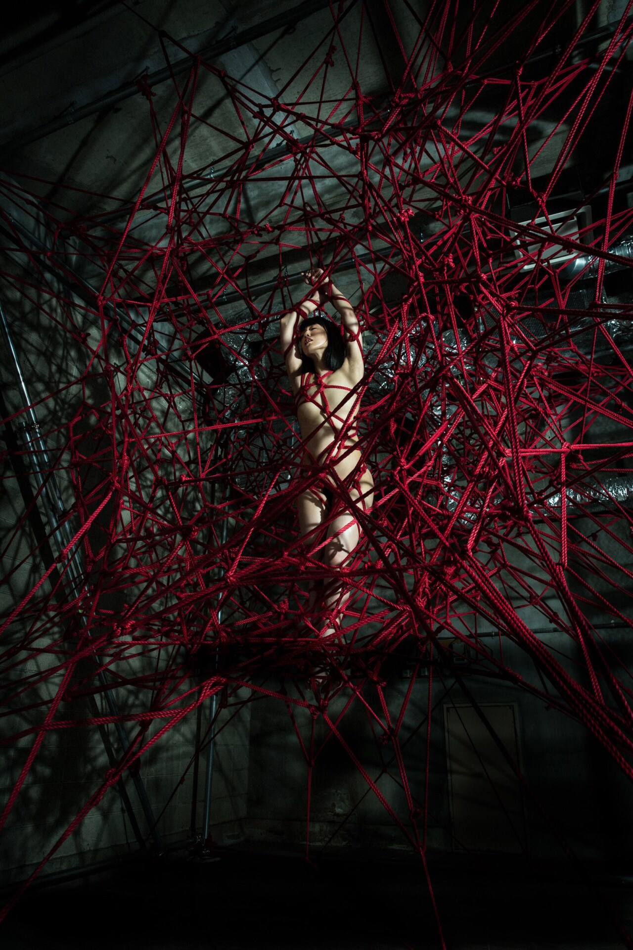 「毒ノ華」の第1話「神宿華」ビジュアル。