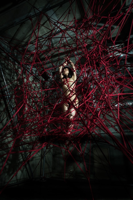 「毒ノ華」の第1話「神宿華」ビジュアル。