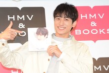 2019年カレンダー発売記念イベントにて、表紙を見せる小関裕太。