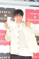 2019年カレンダー発売記念イベントにて、表紙を見せる小関裕太。