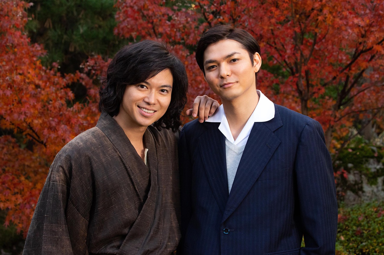 左から金田一耕助役の加藤シゲアキ、多田浩二役の薮宏太。
