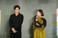 左から大泉洋、高畑充希。
