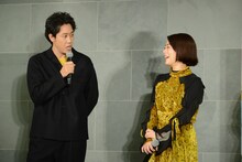 27歳当時を振り返り「ウィリーに気を付けろ」と高畑充希（右）にアドバイスする大泉洋（左）。