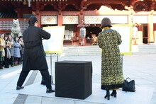 今年1年を表す漢字を書く大泉洋（左）、高畑充希（右）。