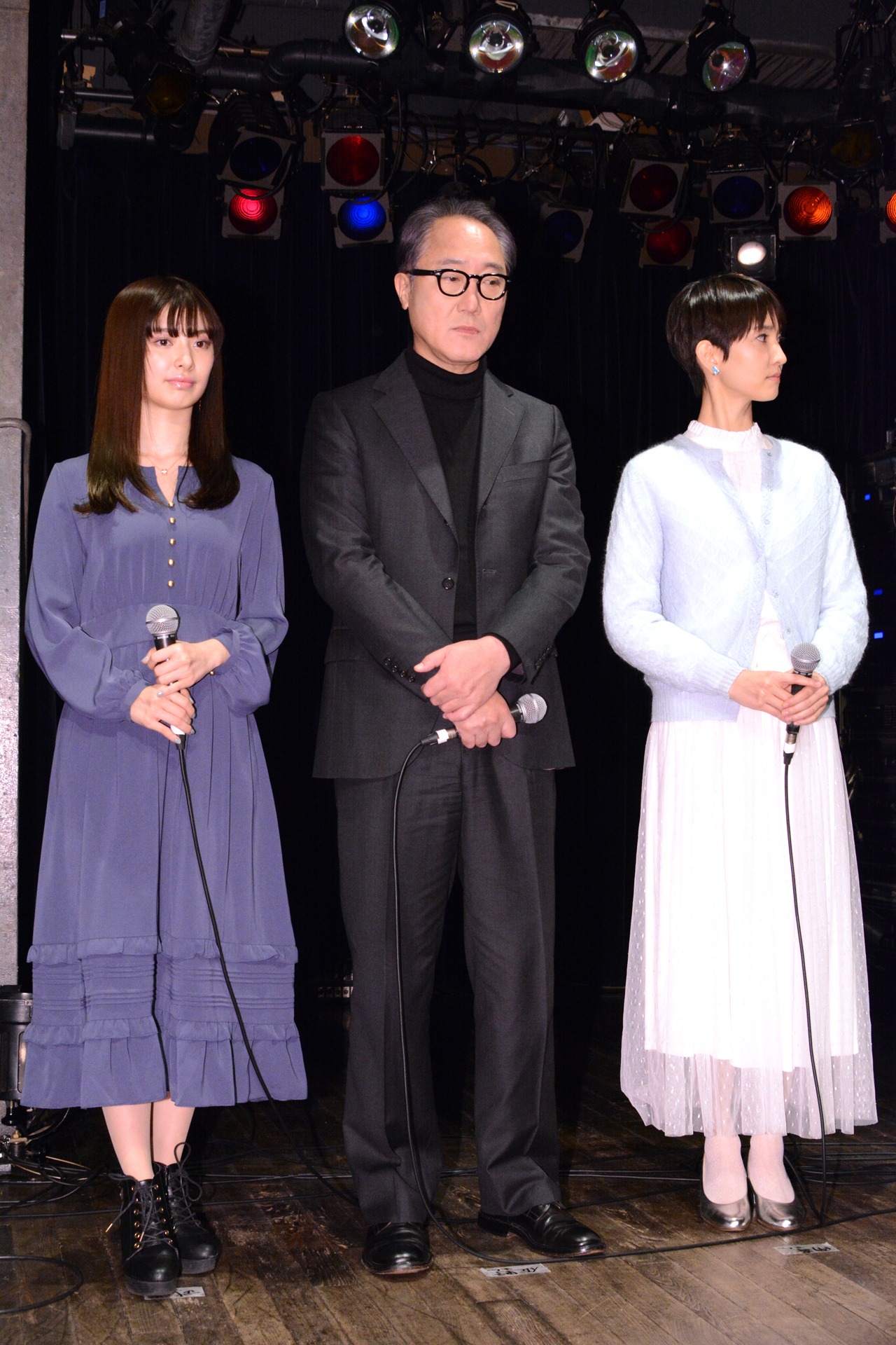 左から武藤十夢、佐野史郎、南壽あさ子。