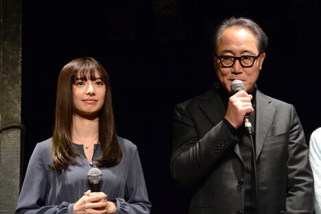 左から武藤十夢、佐野史郎。