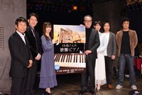 「おかあさんの被爆ピアノ」製作発表の様子。左から矢川光則、宮川一朗太、武藤十夢、佐野史郎、南壽あさ子、城之内正明、五藤利弘。