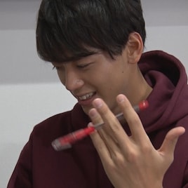 竹内涼真がペン回しに苦戦、浜辺美波の色仕掛けには笑う「センセイ君主」メイキング