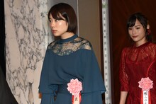 左から真魚、秋山ゆずき。