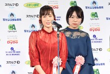 左から秋山ゆずき、真魚。