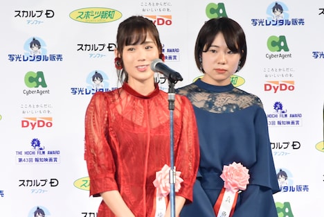 左から秋山ゆずき、真魚。