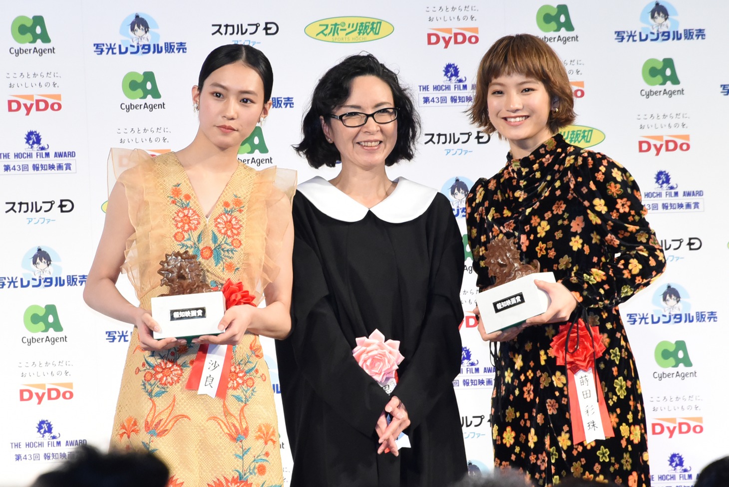 南沙良（左）と蒔田彩珠（右）。