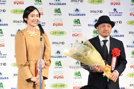 左から阿部純子、白石和彌。