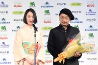 左から黒木華、大森立嗣。