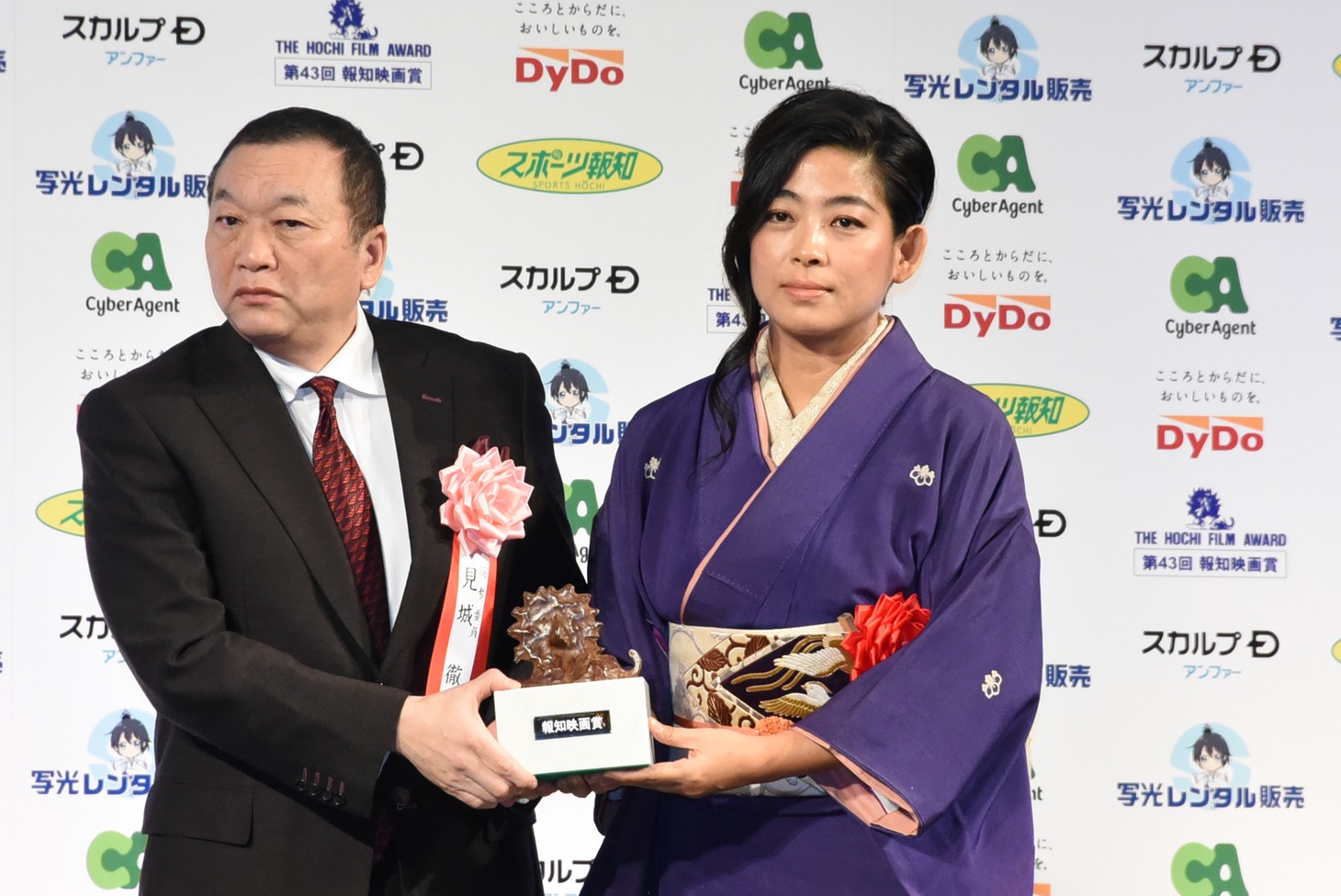 内田也哉子（右）