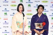 左から黒木華、内田也哉子。