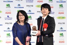 二宮和也（右）とプレゼンターの映画評論家・渡辺祥子（左）。