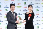 篠原涼子(右)とプレゼンターのサイバーエージェント代表取締役社長・藤田晋(左)。