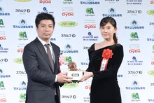 篠原涼子（右）とプレゼンターのサイバーエージェント代表取締役社長・藤田晋（左）。