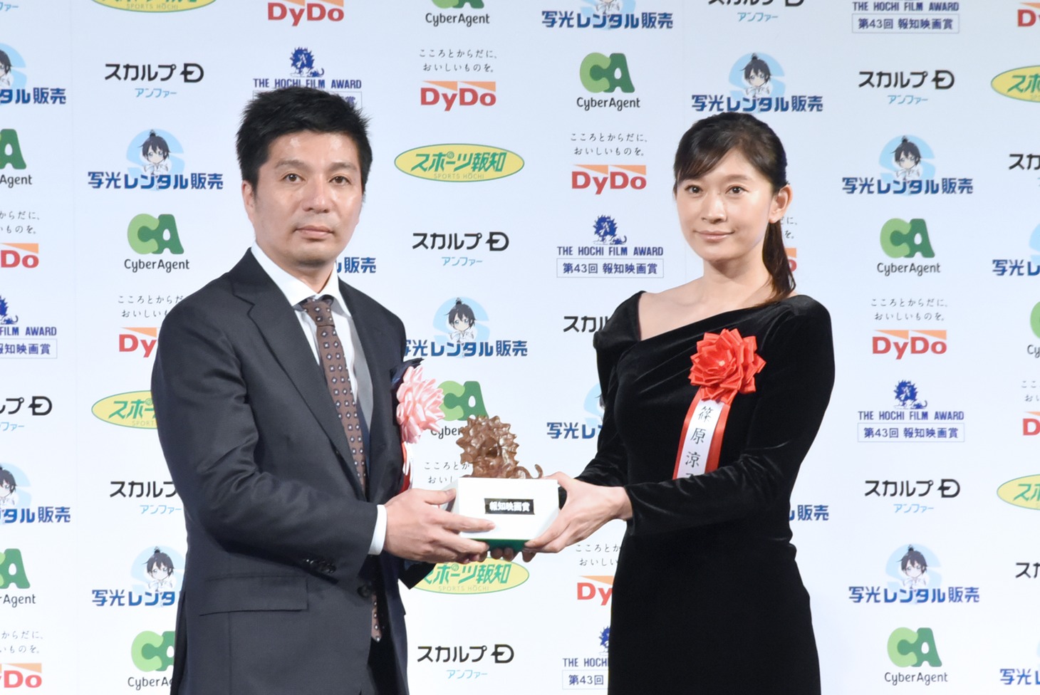篠原涼子（右）とプレゼンターのサイバーエージェント代表取締役社長・藤田晋（左）。