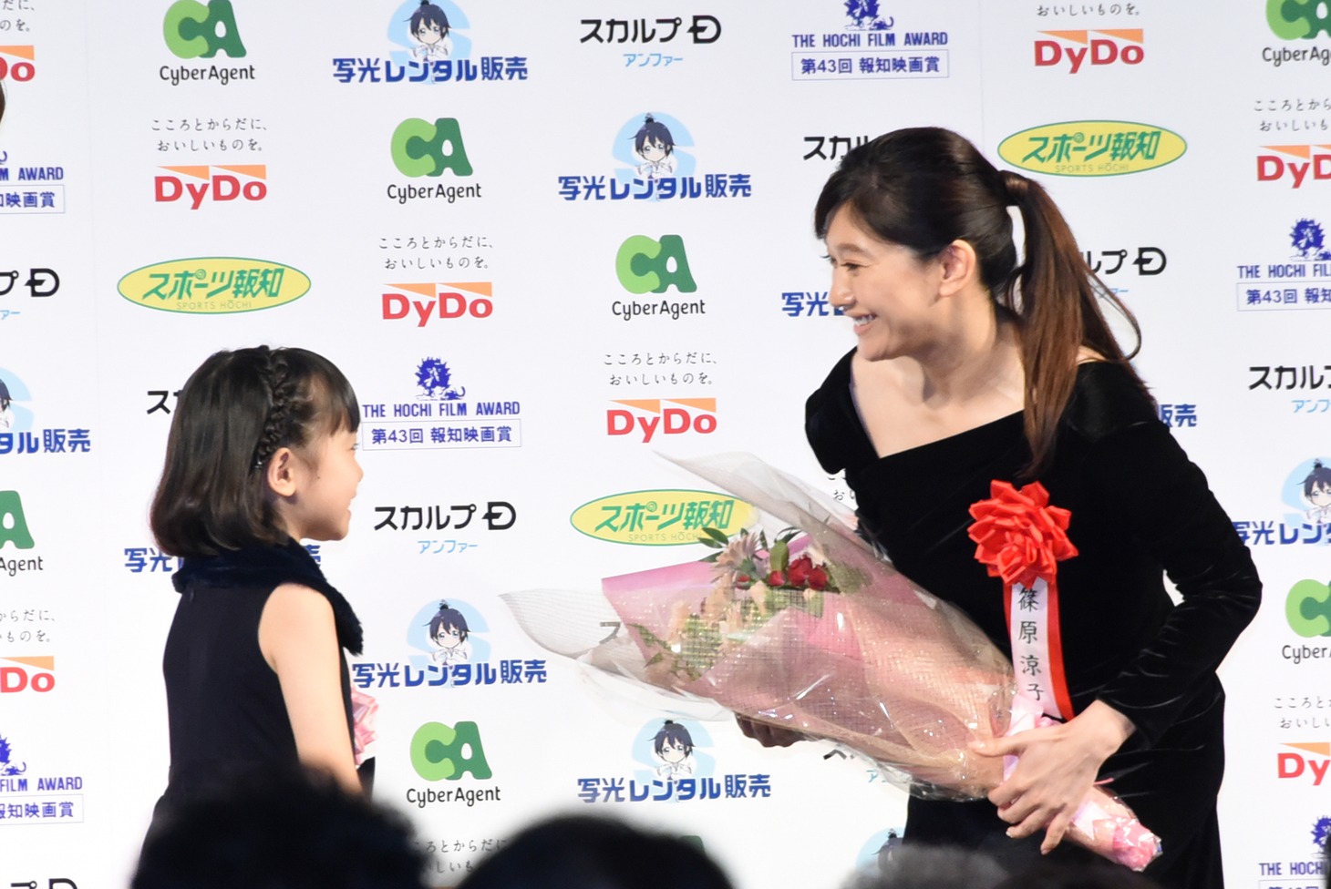 稲垣来泉（左）から花束を受け取る篠原涼子（右）。