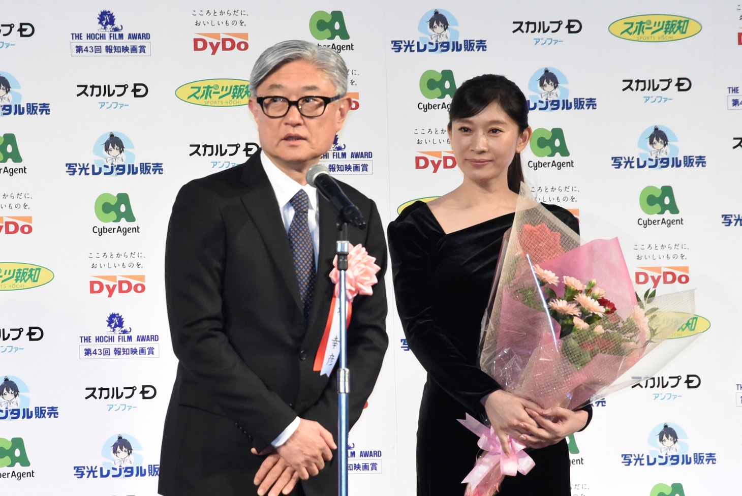 左から堤幸彦、篠原涼子。