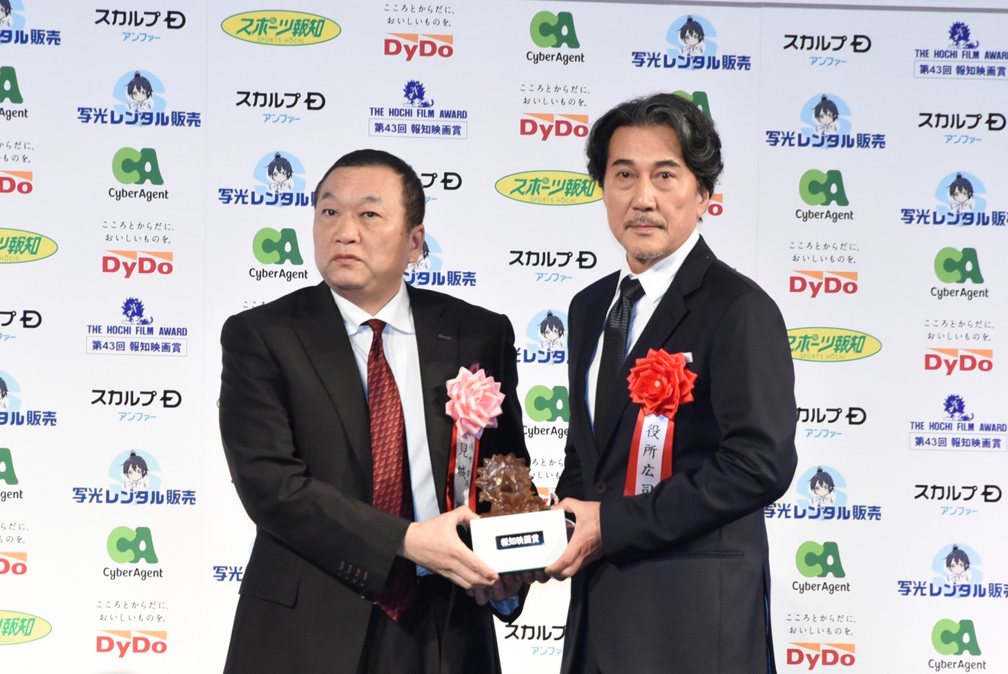 役所広司（右）とプレゼンターの幻冬舎代表取締役社長・見城徹（左）。